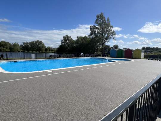 Outdoor pool (seasonal)